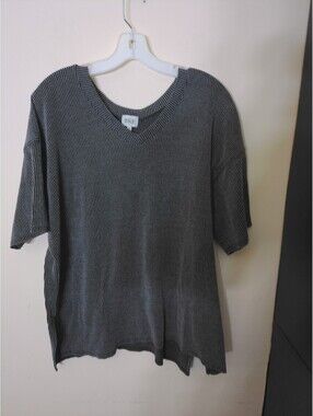 BKE Womens T-Shirt Size M Gray Striped Plisse Ribbed Knit Top V-Neck Slouchy